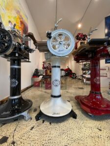 Berkel Volano B2 avec socle en blanc avec décoration noire.