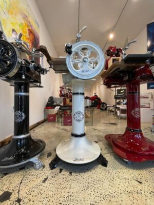 Berkel Volano B2 avec socle en blanc avec décoration noire.