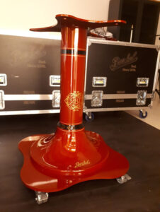 Socle B3, Tribute rouge avec roulettes