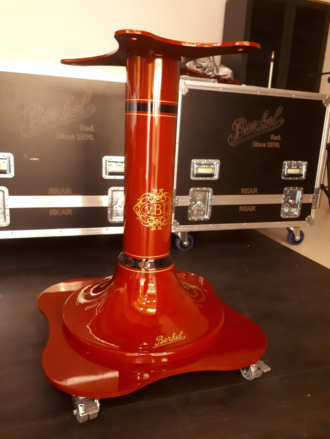 Socle B3, Tribute rouge avec roulettes